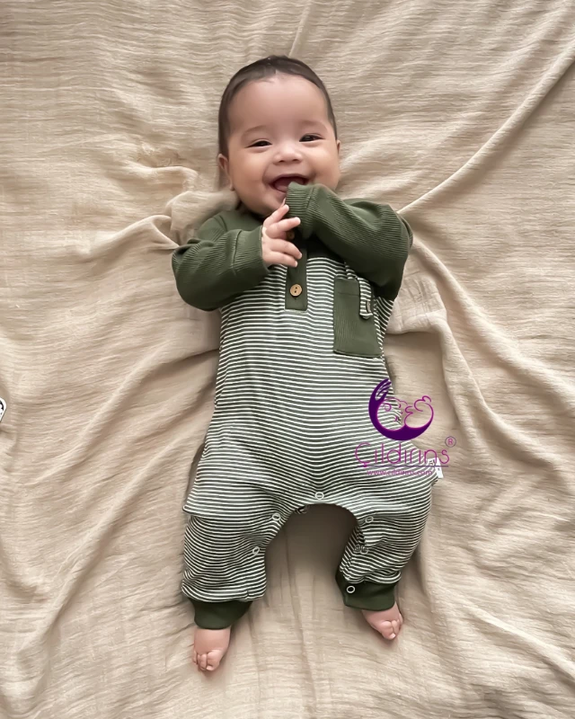Miniapple Cebi Düğmeli Yatay Çizgili Ahşap Düğmeli Bebek Tulumu - FÜME