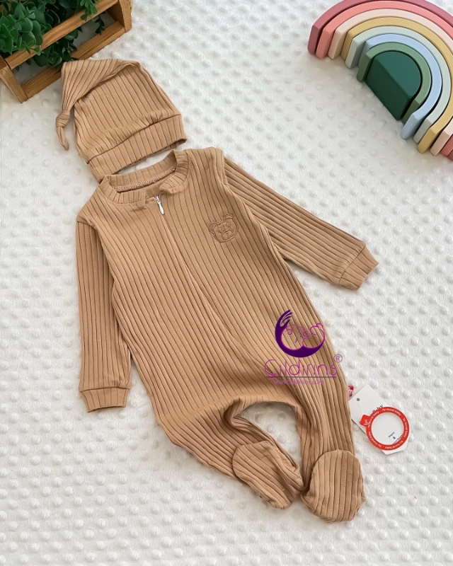 Miniapple Ribana Kumaş Ayıcık Armalı Şapkalı Fermuarlı Kendinden Patikli Bebek Tulumu - KAHVERENGİ