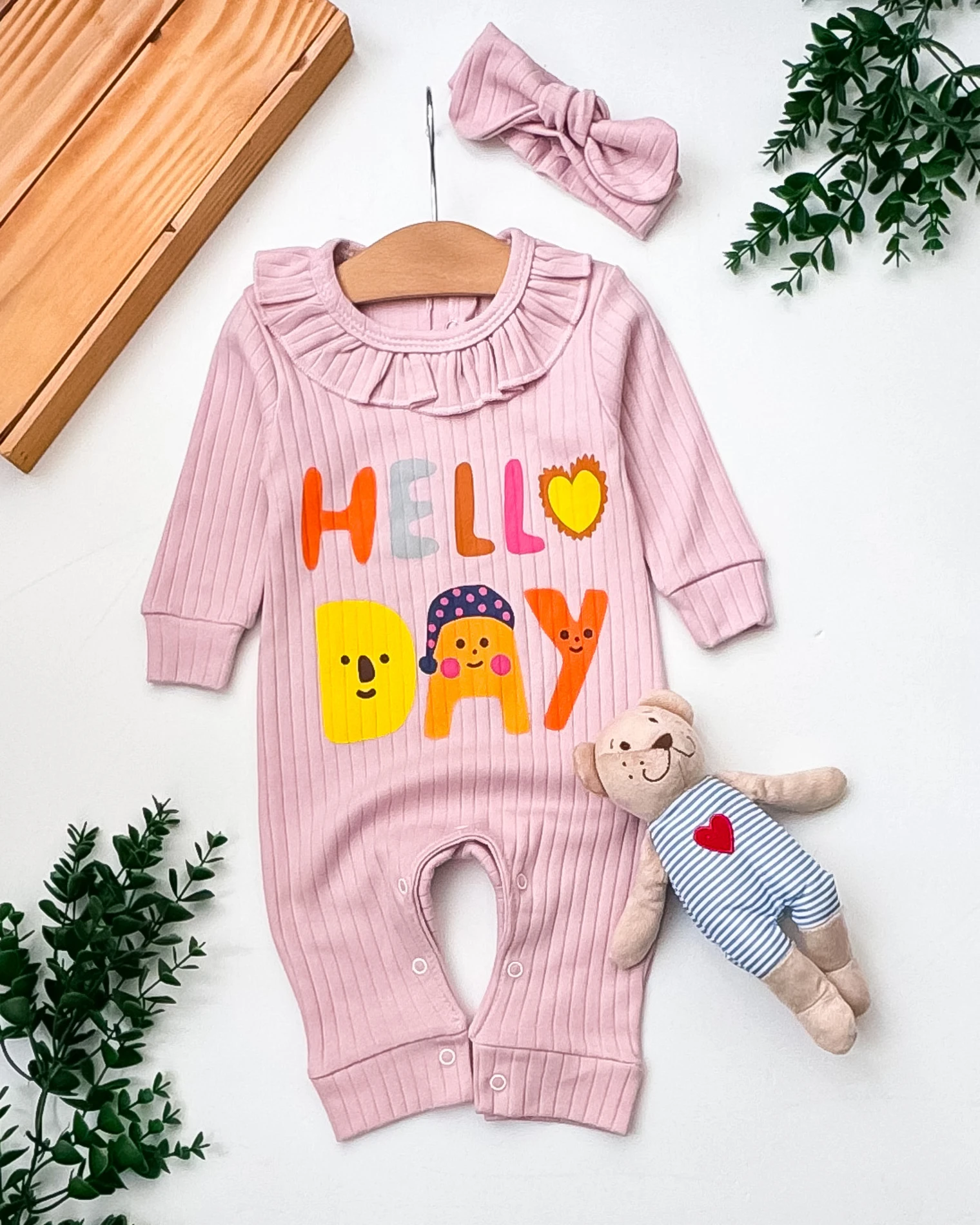 Babymii Hello Day Baskılı Raporlu Kumaş Omuzdan ve Alttan Çıtçıtlı Şapkalı Bebek Tulum