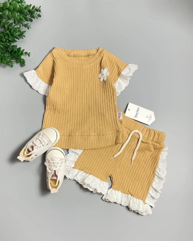 Miniapple Yazlık Kolları ve Paçası Dantelli Fitilli Kumaş Çiçek Aksesuarlı 2’li Bebek Takımı - KREM