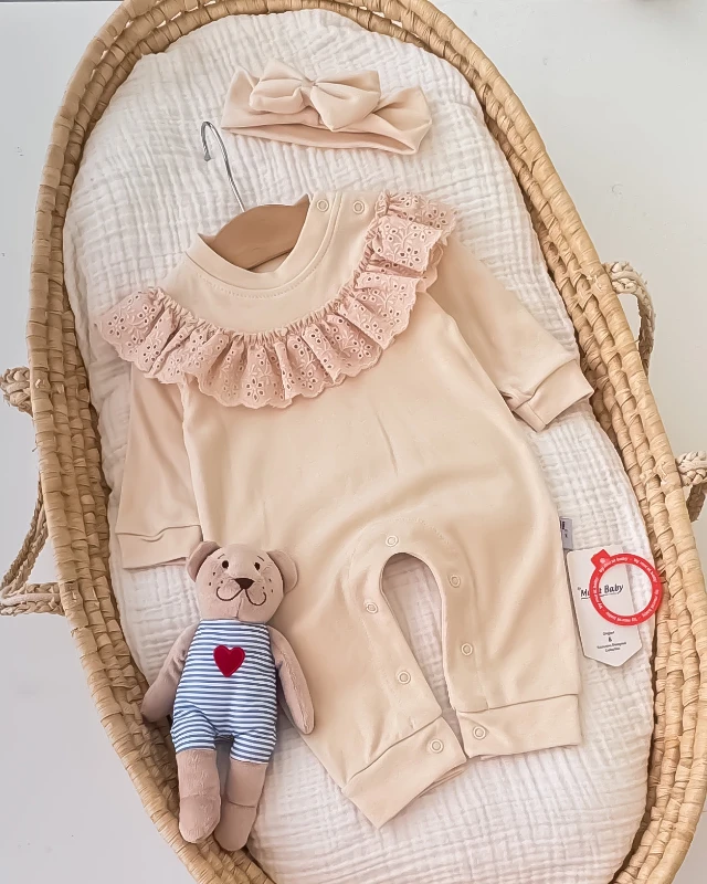 Miniapple Yakası Büyük Fisto Dantelli Bandanalı Omuzdan ve Alttan Çıtçıtlı Bebek Tulumu