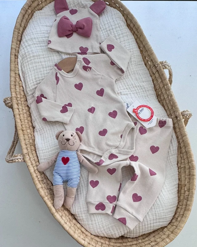 Miniapple Şapkası Büyük Fiyonklu Kalpler Desenli Fitilli Kumaş 3’lü Bebek Takımı